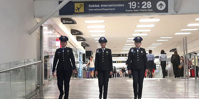 La SSP-CDMX brinda apoyo a turistas nacionales y extranjeros dentro y fuera  del Aeropuerto Internacional de la Ciudad de México (AICM)