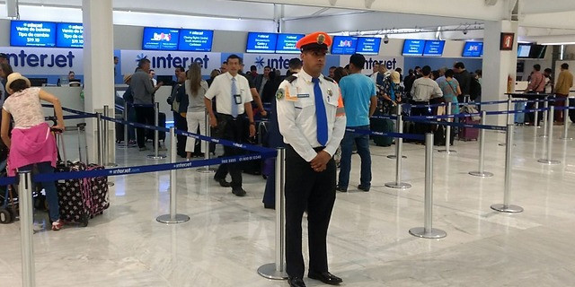 La SSP-CDMX brinda apoyo a turistas nacionales y extranjeros dentro y fuera  del Aeropuerto Internacional de la Ciudad de México (AICM)