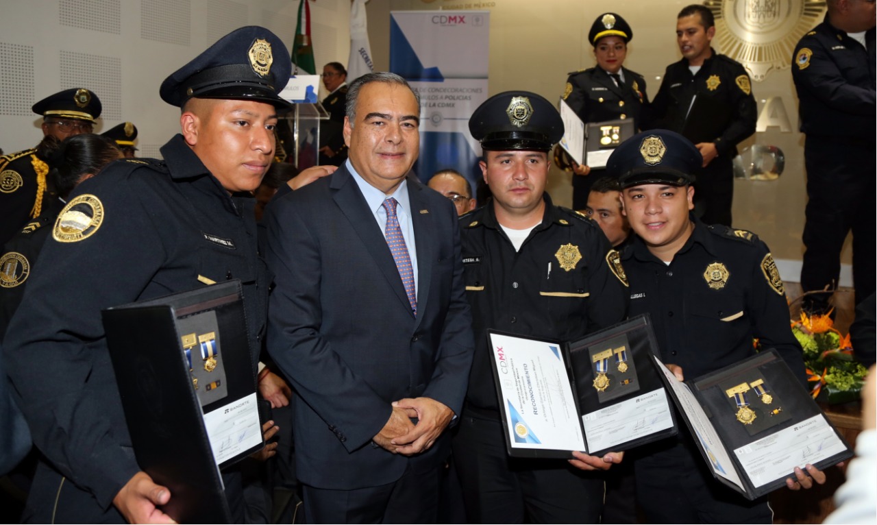 Acto de reconocimiento y exaltación a los hombres y mujeres policías, que  con acciones heroicas