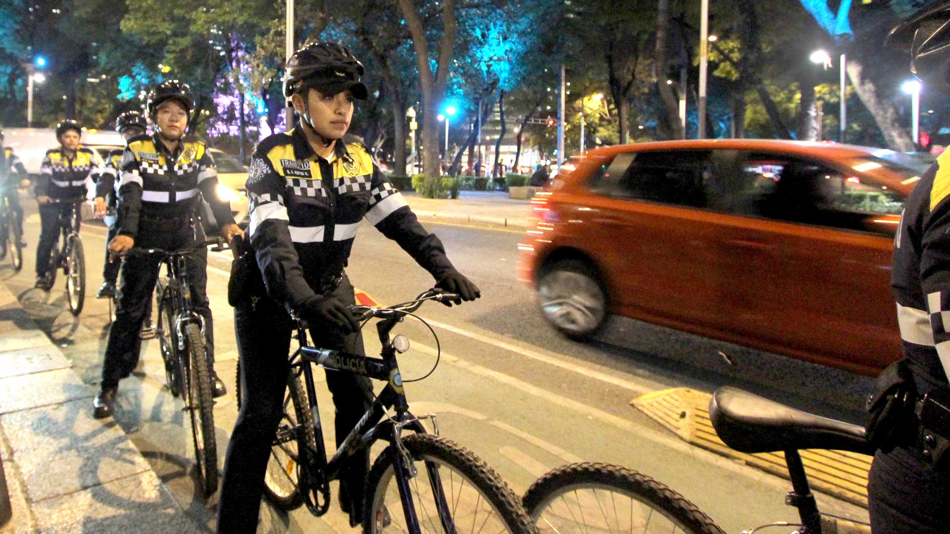 Mujeres policías en bici cuidan integridad de ciclistas